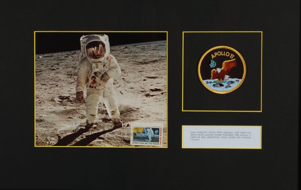 Photo Nasa "First Man on the Moon" avec Ecusson Apollo II - 1969