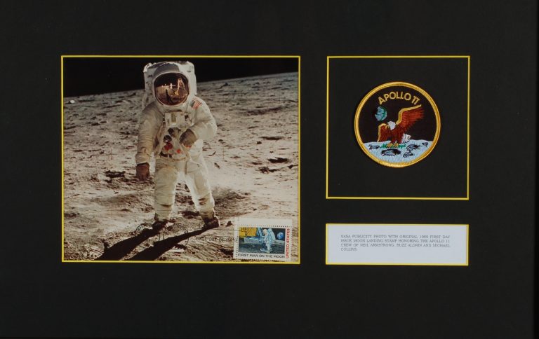 Photo Nasa "First Man on the Moon" avec Ecusson Apollo II - 1969