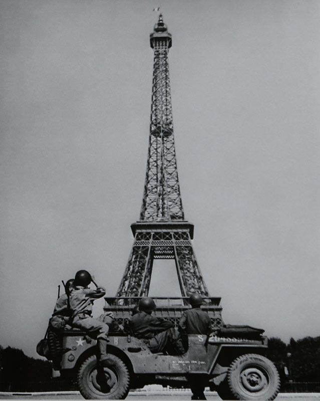 Des Soldats Américains admirent la tour Eiffel